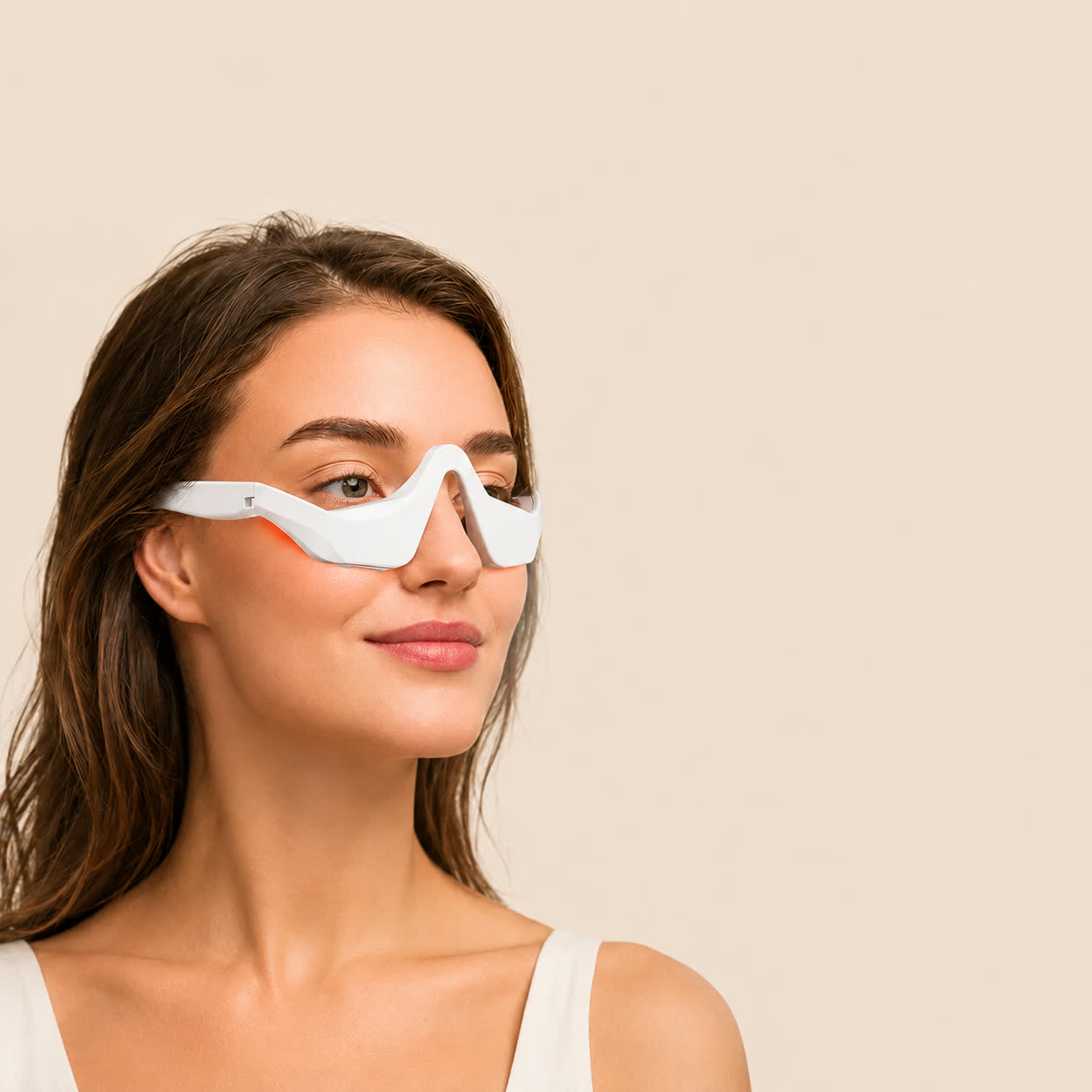 Model draagt de Vandori EMS Oogmassager in close-up